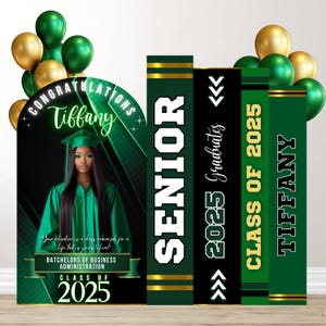K&ouml;nnte beinhalten: Gr&uuml;ne und goldene Abschlussfeierdekorationen mit dem Namen Tiffany und dem Jahr 2025. Die Dekorationen umfassen eine Fotobox-Kulisse, ein Schild mit der Aufschrift "Senior" und ein Schild mit der Aufschrift "Klasse von 2025".