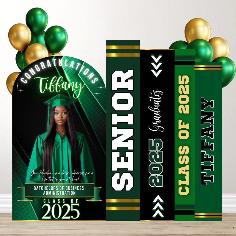 K&ouml;nnte beinhalten: Gr&uuml;ne und goldene Abschlussfeierdekorationen mit dem Namen Tiffany und dem Jahr 2025. Die Dekorationen umfassen eine Fotobox-Kulisse, ein Schild mit der Aufschrift "Senior" und ein Schild mit der Aufschrift "Klasse von 2025".