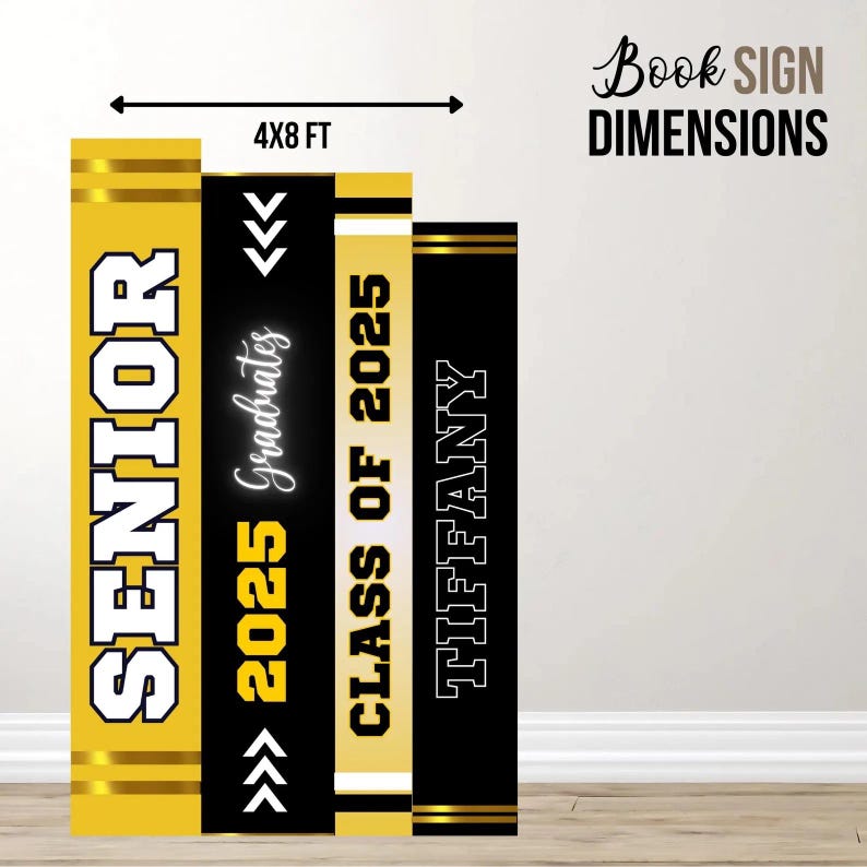 K&ouml;nnte beinhalten: Ein Abschlussbuch-Schild in Schwarz und Gold. Das Schild ist 4 Fu&szlig; breit und 8 Fu&szlig; hoch und tr&auml;gt die Aufschrift "Senior", "2025 Graduates", "Class of 2025" und "Tiffany".