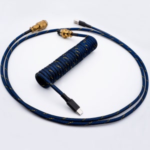 Könnte beinhalten: Ein gewickeltes, blau-goldfarbenes, geflochtenes Kabel mit einem USB-C-Stecker an einem Ende und einem goldfarbenen Stecker am anderen Ende.