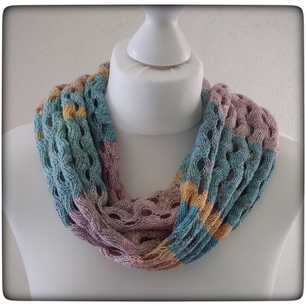 Knitted snood/loop with wave pattern, multicolored