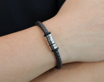 Gepersonaliseerde gevlochten armband heren lederen sieraden met naam/datum kralen, vaderdagcadeaus voor hem kinderen vader vriendje Navigator armband