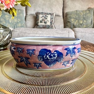 Liten oval vintagekruka i kinesisk stil med suckulentmotiv