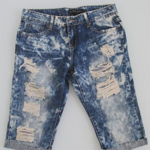 White distressed capris deals