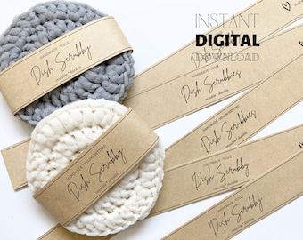 Puede incluir: Cinco etiquetas de papel marrón con el texto "Handmade Tulle Dish Scrubby reusable durable" y "Handmade Nylon Netting Dish Scrubbies reusable durable". Dos estropajos de cocina de crochet blanco y gris se muestran encima de las etiquetas.
