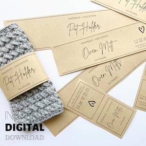 Könnte beinhalten: Ein Satz bedruckbarer Etiketten für handgefertigte Topflappen und Ofenhandschuhe. Die Etiketten bestehen aus braunem Papier und tragen den Text "Handmade 100% Cotton", "Pot Holder", "Oven Mitt" und "eco-friendly". Die Etiketten enthalten auch Pflegehinweise und ein Herzsymbol.