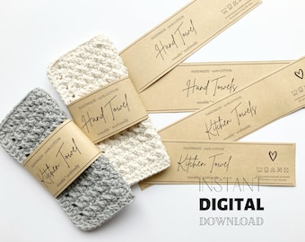 Op de afbeelding: Vier bruine papieren etiketten met witte tekst die "Handmade - 100% Cotton" en "Hand Towel", "Hand Towels", "Kitchen Towels" en "Kitchen Towel" luidt. De etiketten zijn herbruikbaar en milieuvriendelijk. De etiketten bevinden zich naast drie gehaakte theedoeken, een witte, een grijze en een crèmekleurige.