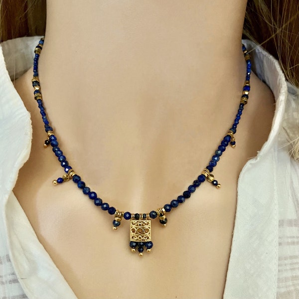 Collar gargantilla lapislázuli- Collar de piedras preciosas finas- Collar de perlas azules y doradas- Collar de piedras naturales azul real-Joyería original