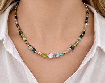 Mehrfarbige Turmalin-Halskette, farbenfrohe Perlen-Choker-Halskette, Boho-Halskette mit Natursteinen, handgefertigter Schmuck, vergoldete Damenhalskette