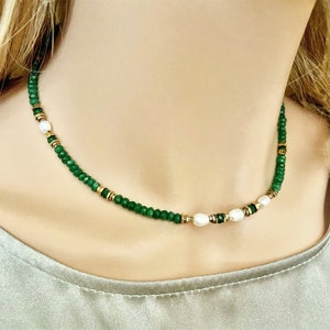 Emerald green jade & freshwater pearl necklace- Green gemstone beaded necklace- Multicolore choker-Green gold necklace -Mixed stone necklace
