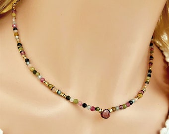 Halskette mit mehreren Turmalinen – Choker aus Natursteinen – Zarte, mehrfarbige Halskette – Feine, goldfarbene Perlenkette mit tropfenförmigem Anhänger – Minimalistische Halskette