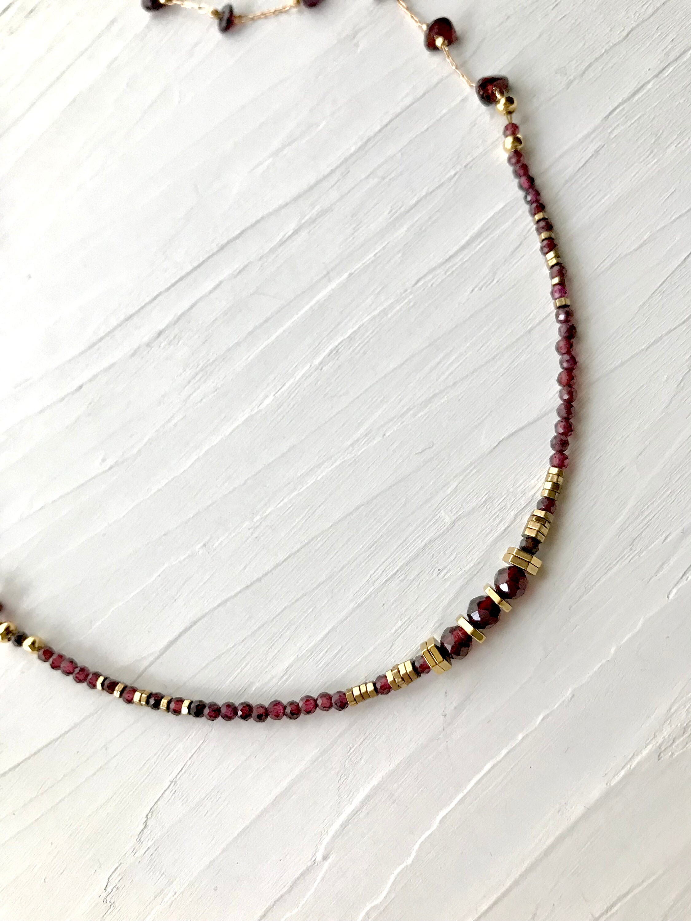 Collier Grenat à Facettes Rouge Bordeaux - Chaine Dorée Plaquée Or 14 Carats - Fait Main, Neuf