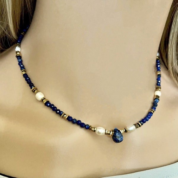 Collier ras de cou en lapis lazuli et perle d'eau douce- Collier fait main pierres naturelle bleu et or- Collier fin perlé pierres précieuse