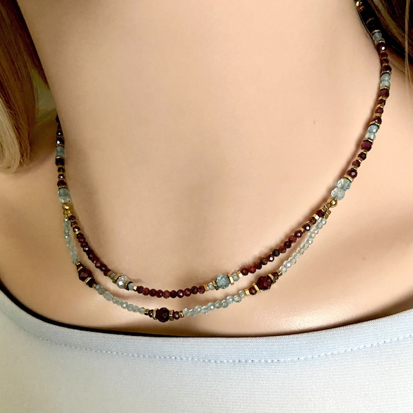 Amazonit- und Granat-Naturstein-Halskette – mehrfarbige Halskette – zweireihige Halskette – blaue und goldene Halskette – Edelstein-Halsband