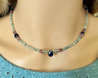 Collar de plata de ley 925, apatita y turmalina rosa. Collar fino de piedras naturales multicolores rosas y azules. Collar multipiedras de colores.