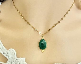 Emerald drop pendant necklace- Handmade gemstone emerald gold necklace- Stunning green precious stone necklace-Adjustable sparkle gold chain