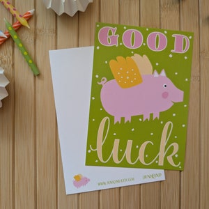 Postkarte Good Luck | Glückskarte mit fliegendem Schwein für Prüfung & Neuanfang, Mut und Glücksmomente | Grußkarte Schwein
