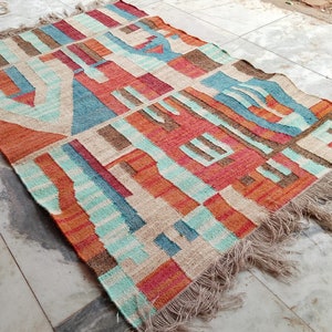 Handwoven Wool Jute Kilim Rug: Traditional Indian Design