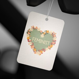 フェミニスト車用芳香剤 - パイン、新車、ブラックアイスの香り - 100%紙板 - 爽やかな香り - 車に最適