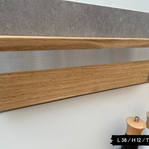 Peut inclure: Une &eacute;tag&egrave;re en bois avec un insert en m&eacute;tal argent&eacute;. L'&eacute;tag&egrave;re est mont&eacute;e sur un mur en b&eacute;ton gris. L'&eacute;tag&egrave;re mesure 38 pouces de long, 12 pouces de haut et 2,5 pouces d'&eacute;paisseur. L 38 / H 12 / T 2,5cm