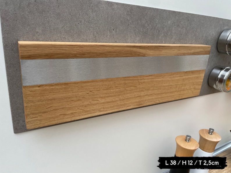 Peut inclure: Une &eacute;tag&egrave;re en bois avec un insert en m&eacute;tal argent&eacute;. L'&eacute;tag&egrave;re est mont&eacute;e sur un mur en b&eacute;ton gris. L'&eacute;tag&egrave;re mesure 38 pouces de long, 12 pouces de haut et 2,5 pouces d'&eacute;paisseur. L 38 / H 12 / T 2,5cm