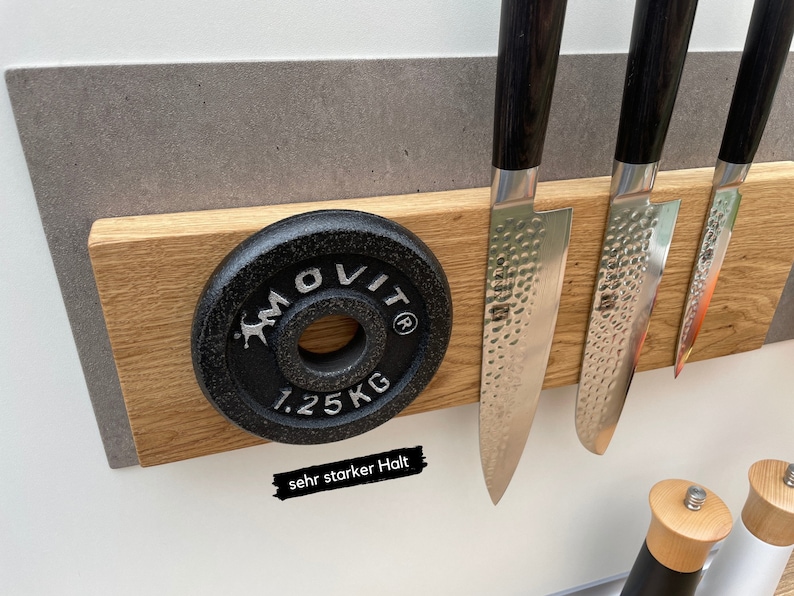Peut inclure: Un porte-couteaux magn&eacute;tique en bois avec trois couteaux argent&eacute;s et une plaque de poids noire avec le texte "MOLIT 1.25 KG" et le texte "sehr starker Halt".