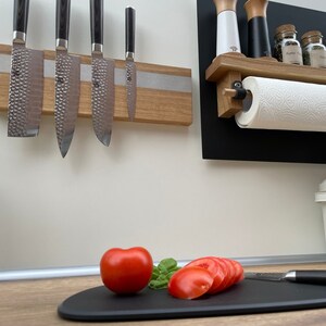 Peut inclure: Un porte-couteaux magn&eacute;tique en bois avec cinq couteaux argent&eacute;s, une &eacute;tag&egrave;re en bois avec un porte-serviettes en papier blanc et une &eacute;tag&egrave;re noire avec des bocaux en verre et des contenants &agrave; &eacute;pices.