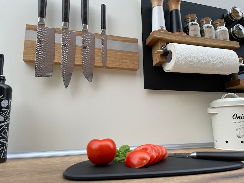 Peut inclure: Un porte-couteaux magn&eacute;tique en bois avec cinq couteaux argent&eacute;s, une &eacute;tag&egrave;re en bois avec un porte-serviettes en papier blanc et une &eacute;tag&egrave;re noire avec des bocaux en verre et des contenants &agrave; &eacute;pices.