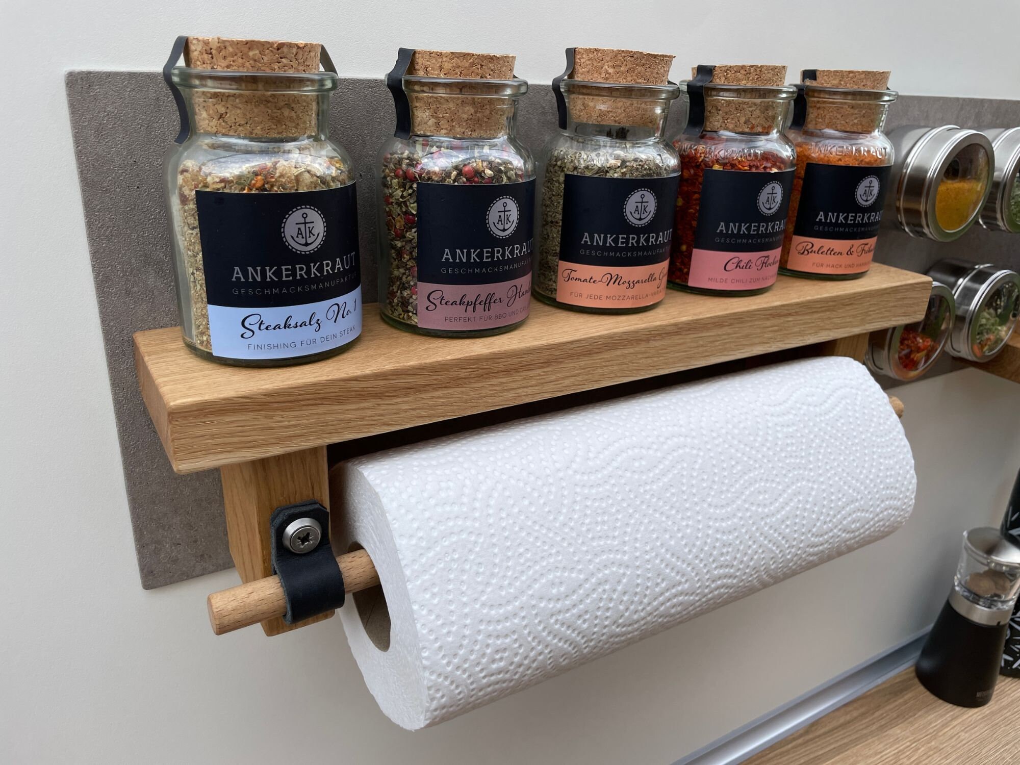 Küchenrollenhalter aus massiver Eiche mit Gewürzregal | Papierrollenhalter für die Küche | magnetisch oder geschraubt