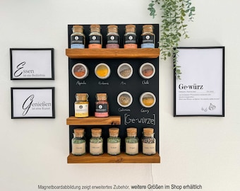 Peut inclure: Un tableau noir avec le mot "Gewürz" écrit en blanc. Le tableau noir est monté sur une étagère en bois avec de petits pots en verre remplis d'épices. Les pots sont étiquetés avec les noms des épices en allemand. Le tableau noir a également une petite pancarte qui dit "[Gewürze]" en blanc.
