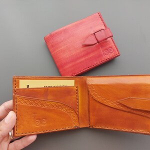 Interesante billetera de cuero, regalo de otoño y Navidad completamente hecho a mano, diseño y acabado únicos.