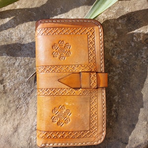 Schönes individuelles Design, handgefertigtes Geschenk für Frauen / Männer, Folklore-Ornamente, pflanzlich gegerbtes Leder, Boho, Vintage, einzigartig, bestes Geschenk