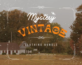 Può includere: Immagine che promuove un "Mystery Vintage Clothing Bundle". Il testo bianco e arancione si staglia su uno sfondo di un paesaggio rurale con una casa e alberi. È inclusa anche la frase "giving clothes a second life since '97".