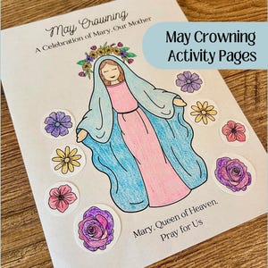 Puede incluir: Una página de actividades de Coronación de Mayo con una ilustración dibujada a mano de María, Reina del Cielo, y pegatinas de flores. El texto "May Crowning Activity Pages" está en una burbuja azul. La página está diseñada para una celebración de María.