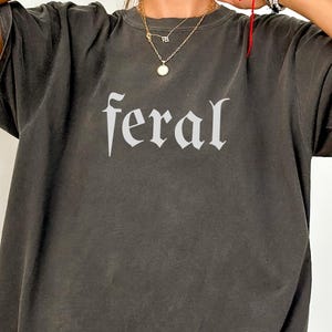 Shirt Feral, Comfort Feral Tee, grappig uniseks shirt, grappig citaat T-shirt, Feral Era, shirt cowgirl, cadeau beste vriend, sarcastisch T-shirt