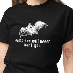 Les vampires ne vous feront jamais de mal, t-shirt inspiré de My Chemical Romance | Chemise MCR, My Chem Merch, chemise emo chauve-souris vampire