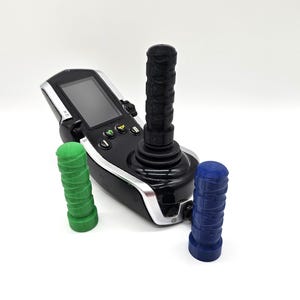 Peut inclure: Une télécommande noire avec un écran et des boutons. La télécommande a un joystick noir avec une poignée texturée. Il existe trois poignées de couleurs différentes pour le joystick : verte, bleue et noire.