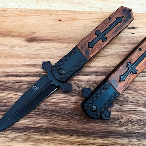 Coltello a stiletto con croce celtica: coltello tattico pieghevole nero e legno
