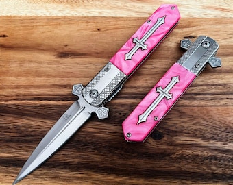 Faca estilete em forma de cruz celta rosa e prata, com mola