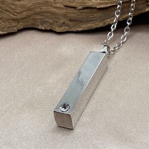 Zilveren vierkante crematieketting - kolomstaaf met heldere geboortesteen - herdenkingsurnsieraden - ketting voor as - graveerbare staafketting