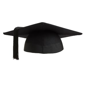 Peut inclure: Un bonnet de graduation noir avec un gland. Le bonnet est en feutre et a un dessus carré. Le gland est en cordon noir.
