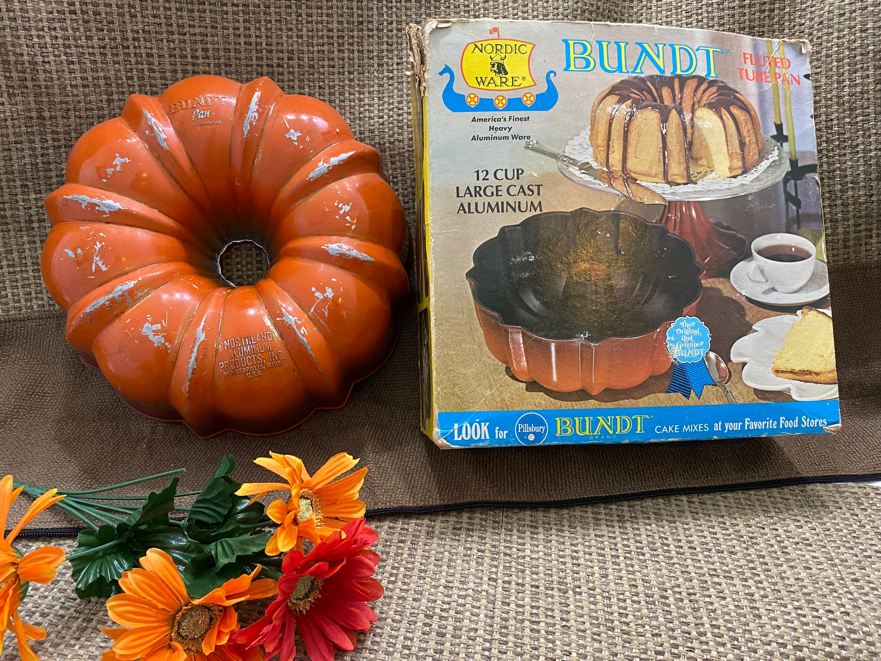 Vintage nordic top ware bundt pan