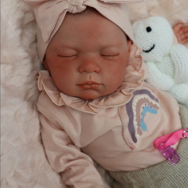 2024!!! NEU Neugeborenen Reborn Baby Mädchen Puppe Kindersicher bis zu 2 kg LIfelike Boxed Etablierter Künstler Sunbeambabies Dan (Outfit variiert)