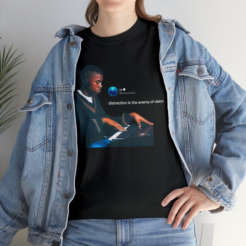 T-shirt ispirata a Kanye West / Kanye West Quotes Tee / La distrazione è il nemico della visione Kanye Tweet / Kanye In The Studio Tee / Yeezy / Ye immagine 4
