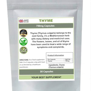 Könnte beinhalten: Eine weiße Tasche mit einem grün-weißen Etikett, auf dem "THYME 750mg Capsules" steht. Das Etikett enthält auch Informationen über die Inhaltsstoffe, die Anwendung und Produktinformationen. Die Tasche wird in Großbritannien hergestellt und ist ein Produkt von höchster Qualität.