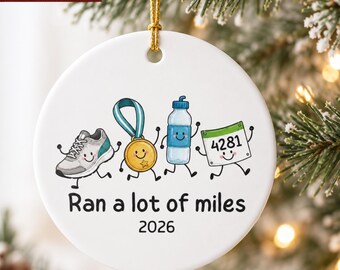 Ornement de course à pied - Cadeau amusant pour les passionnés de course à pied - Décoration pour le jour de la course - Souvenir pour maman de marathonien - Cadeau de Noël - « J'ai couru beaucoup de kilomètres » - Ornement pour équipe de cross-country