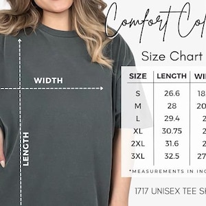 K&ouml;nnte beinhalten: Gr&ouml;&szlig;entabelle f&uuml;r ein Unisex-T-Shirt mit Ma&szlig;en in Zoll f&uuml;r L&auml;nge und Breite. Die Gr&ouml;&szlig;en umfassen S, M, L, XL, 2XL und 3XL.