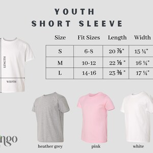 以下が含まれることがあります： インチで測定された子供用半袖Tシャツのサイズチャート。サイズS、M、Lと、対応するフィットサイズ、長さ、幅。チャートには、白のTシャツ、ヘザーグレーのTシャツ、ピンクのTシャツ、白のTシャツが表示されています。
