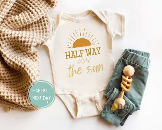 Camiseta de bebe de la marca Cute Baby Onesies Half Way Around The Sun Ropa de bebe Anuncio de bebe Camiseta para ninos y ninas Conjunto de bebe Half One Etsy