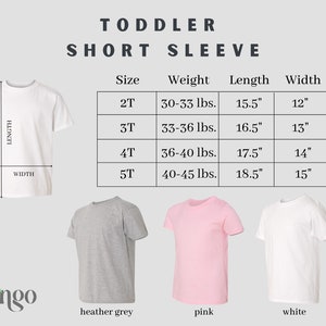 以下が含まれることがあります： インチとポンドで測定された幼児用半袖Tシャツのサイズチャート。チャートには、2T、3T、4T、5Tのサイズが表示されています。チャートには、各サイズに対応する体重、長さ、幅も表示されています。画像には、ヘザーグレー、ピンク、ホワイトの3種類のTシャツも表示されています。